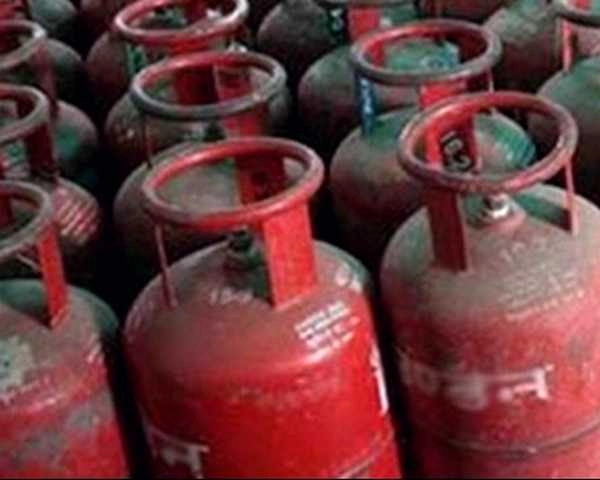 खुशखबरी... रसोई गैस सिलेंडर के दामों में भारी कमी... - Indian Oil reduces LPG cylinder price