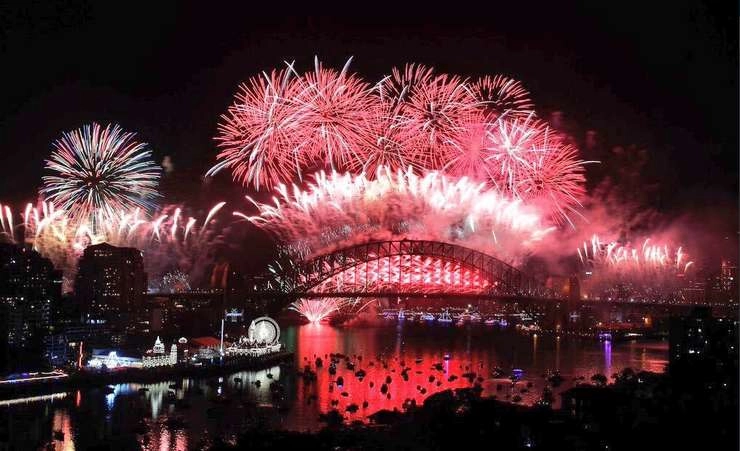 भव्य आतिशबाजी के साथ ऑस्ट्रेलिया और न्यूजीलैंड में नए साल 2019 का स्वागत