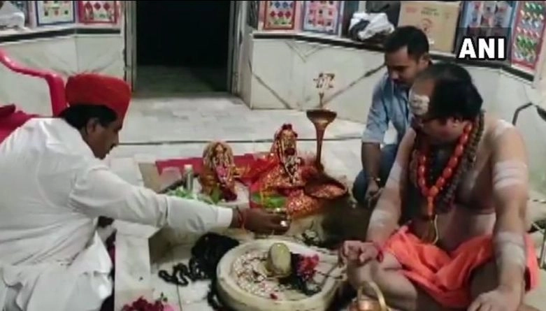मुस्लिम मंत्री ने शिव मंदिर में की विशेष पूजा..., सोशल मीडिया पर फोटो हुआ वायरल