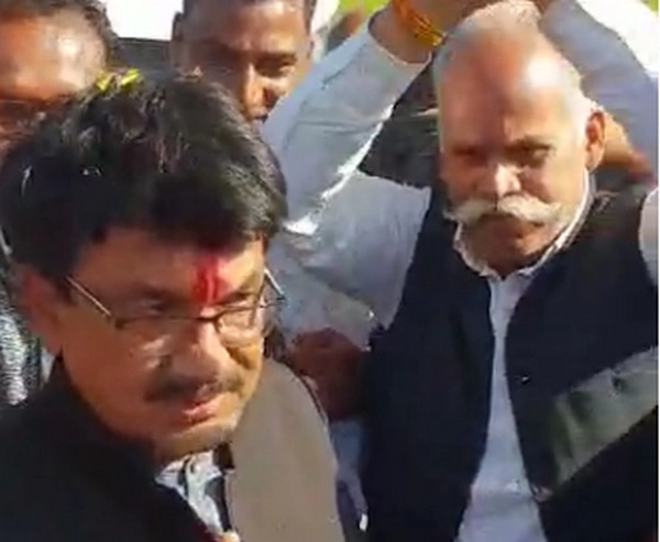 कमलनाथ के मंत्री के बिगड़े बोल, अधिकारियों को लात मारकर बाहर करने की दी धमकी - Kamalnath minister