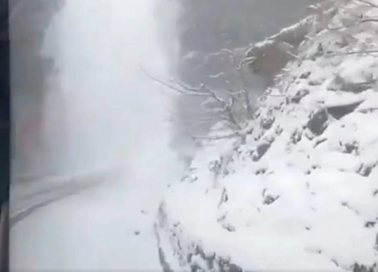 बर्फबारी के बाद श्रीनगर जम्मू राष्ट्रीय राजमार्ग बंद