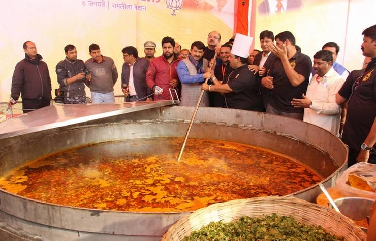 रामलीला मैदान में पकाई जा रही है 5,000 किलोग्राम 'समरसता खिचड़ी', विश्व रिकॉर्ड पर नजर