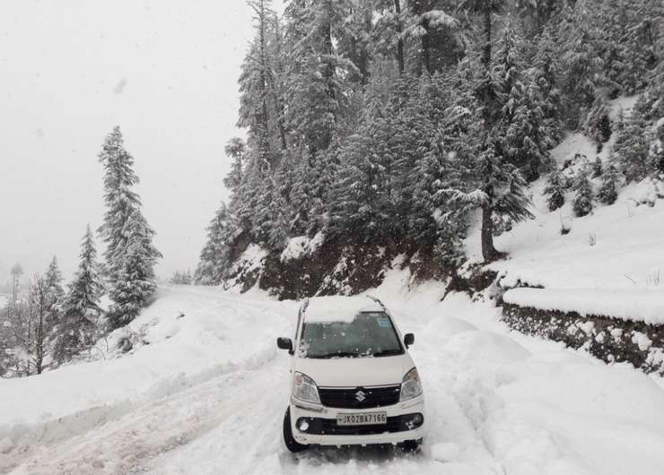 कश्मीर में बर्फबारी, राजमार्ग बंद, देश के शेष हिस्सों से कटा जम्मू कश्मीर