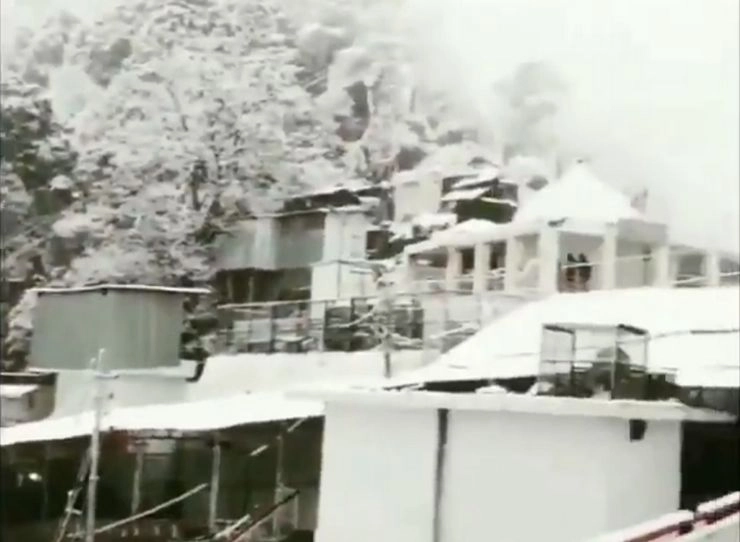 वैष्णोदेवी में इस मौसम की पहली बर्फबारी हुई - Vaishno Devi
