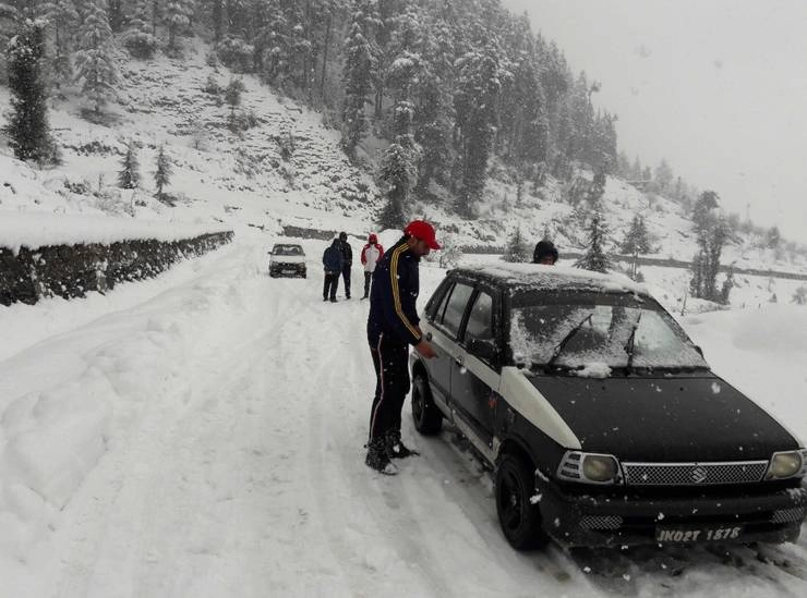 पहाड़ों पर भीषण बर्फबारी से हिंदुस्तान बना 'बर्फिस्तान' - Jammu Kashmir