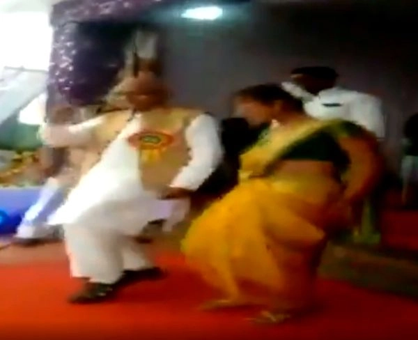 लड़की आंख मारे... गाने पर छात्रा के साथ एनसीपी सांसद ने लगाए ठुमके... - NCP MP madhukar kukde dances to aankh maarey with students at function