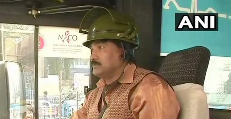 भारत बंद : उपद्रवियों से बचने के लिए कोलकाता में बस ड्राइवरों ने पहने हेलमेट