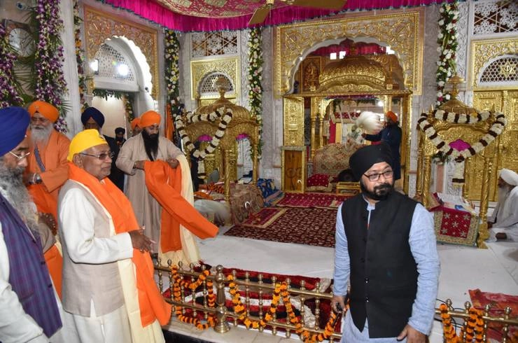 352वां प्रकाश पर्व : नीतीश ने हरमंदिर साहिब में मत्था टेका - Guru Gobind Singh