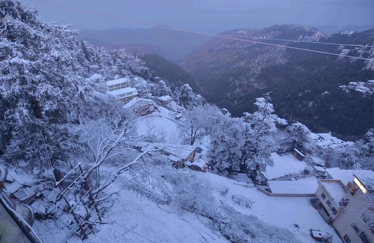 पहाड़ी राज्यों में बर्फबारी से कांपा उत्तर भारत, वैष्णोदेवी में हुआ 'धवल श्रृंगार', देखें फोटो... - Snowfall in Jammu and Kashmir