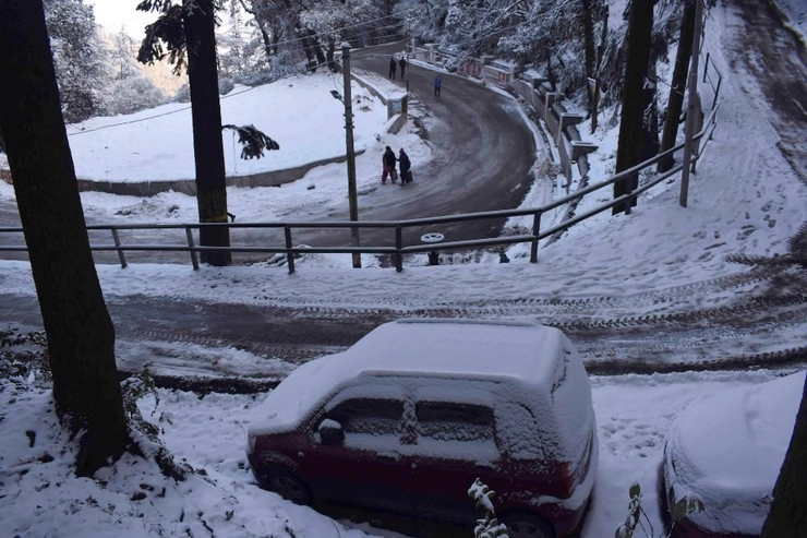 Jammu Srinagar Highway | जम्मू श्रीनगर राजमार्ग पर यातायात बहाल करने के प्रयास जारी, बर्फबारी के आसार