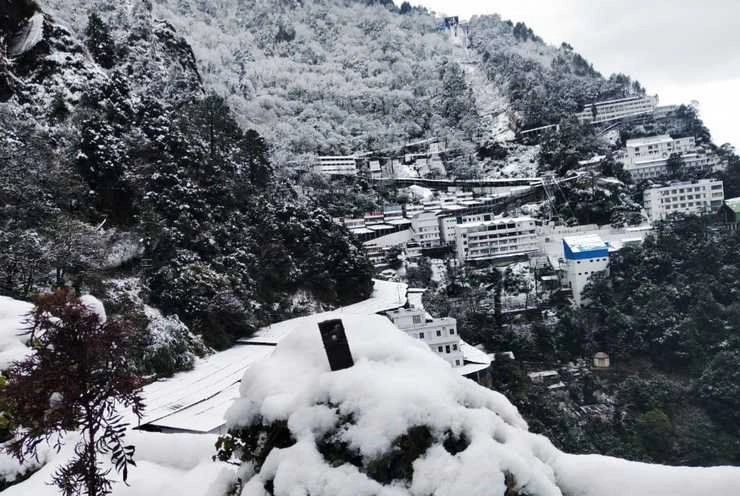 Snowfall | हिमाचल प्रदेश के किन्नौर में भारी बर्फबारी, स्कूल बंद
