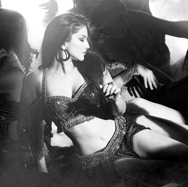 सनी लियोनी का मस्त-मस्त ब्लैक एंड व्हाइट अंदाज - Black and White Photo of Hot Sunny Leone