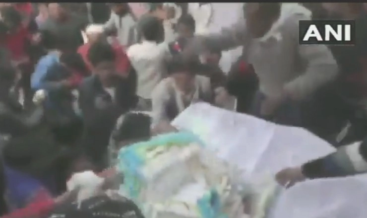 बीएसपी सुप्रीमो मायावती के बर्थ-डे केक के लिए मची लूट, सोशल मीडिया पर वायरल हुआ वीडियो
