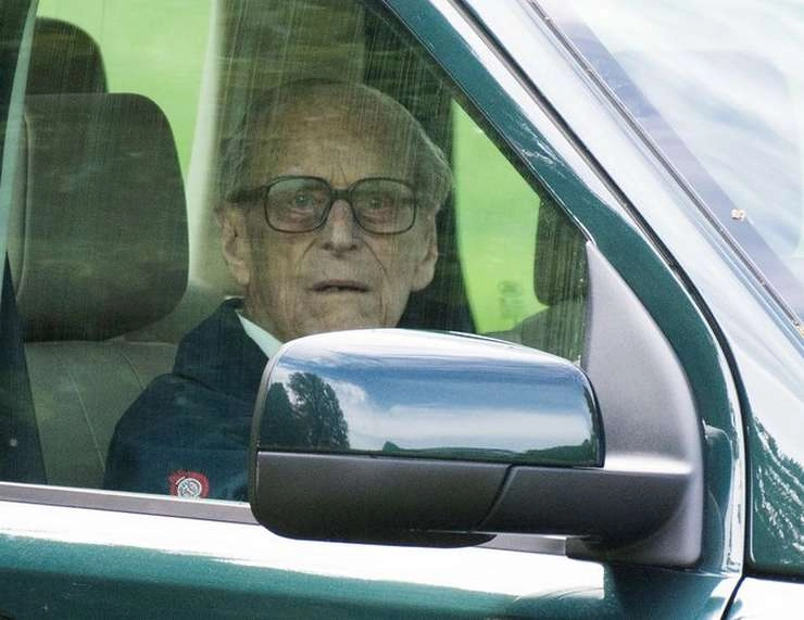 प्रिंस फिलिप ने फिर चलाई बिना सीट बेल्ट के कार, दो दिन पहले ही हुए थे हादसे का शिकार - Prince Philip Seen Driving Without Seatbelt, 2 Days After Surviving Crash