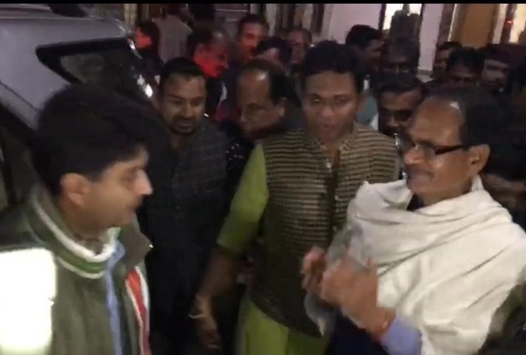 देर रात गर्माई मप्र की सियासत, शिवराज से मिलने पहुंचे 'महाराज', जानिए क्या हुई बात... - leaving assembly poll acrimony behind jyotiraditya scindia meets shivraj singh chouhan in bhopal