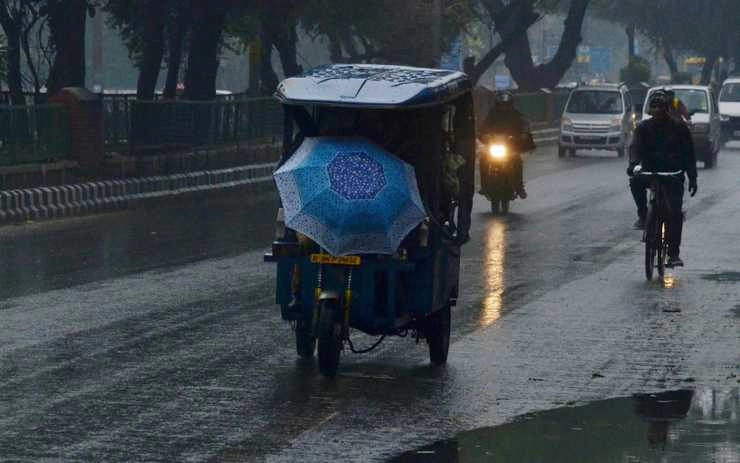 दिल्ली-एनसीआर में भारी बारिश, दिन में छाया अंधियारा, मालवा-निमाड़ में बारिश के आसार