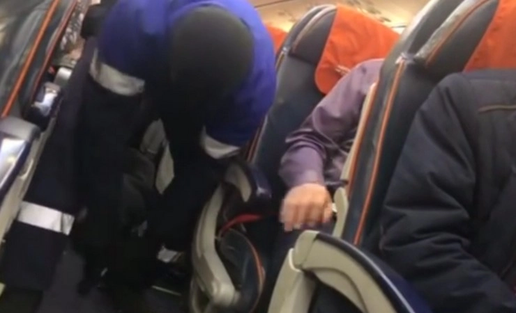 नशे में धुत यात्री ने की विमान हाईजैक की कोशिश, सोशल मीडिया पर वीडियो हुआ वायरल