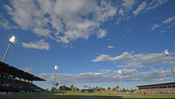 बारिश और खराब मौसम ही नहीं 'सूरज' के तीखे तेवर भी रोक सकते हैं मैच - Napier, 1st ODI, halted with sunlight