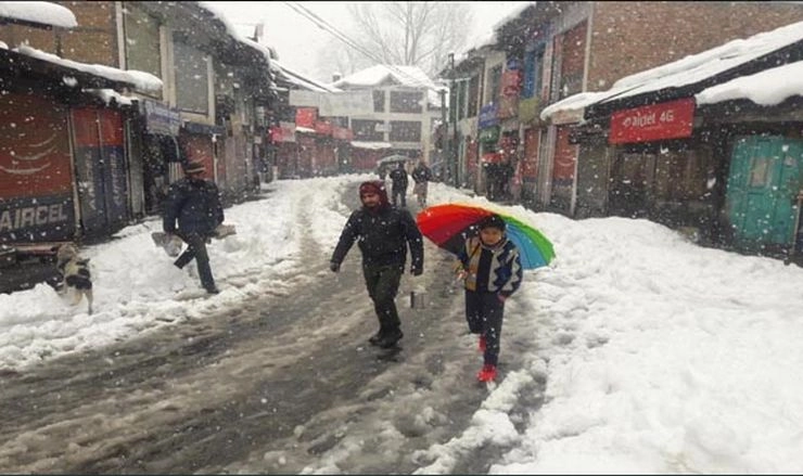 श्रीनगर में ताजा हिमपात से ठंड बढ़ी