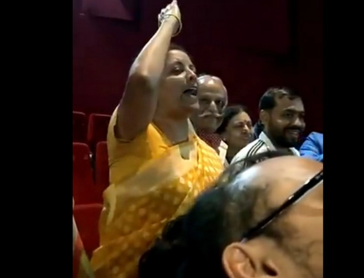 रक्षामंत्री निर्मला सीतारमण ने पूर्व सैनिकों के साथ देखी 'उरी', हाथ उठाकर 'जोश' जगाया