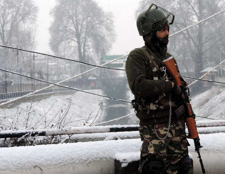 माइनस 18 डिग्री तापमान में ड्यूटी निभा रहे हैं भारतीय जवान, एक ओर पाकिस्तान तो दूसरी तरफ चीन से खतरा - snowfall : Indian soldiers working in minus 18 degree on LOC and LAC