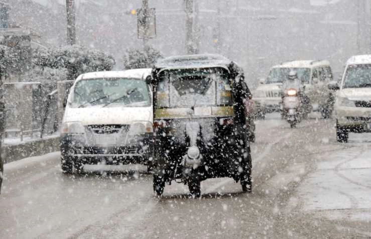मौसम अपडेट : उत्तराखंड में भारी हिमपात, ओलावृष्टि की चेतावनी - Heavy snow, hail warning in Uttarakhand