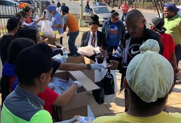 अमेरिका में सिख समुदाय की दरियादिली, बंद से प्रभावित कर्मचारियों को खाना और उपहार दिए - Sikh helps workers in USA