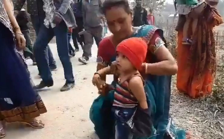 सामने आई मुख्यमंत्री के सुरक्षाकर्मियों की निर्दयता, कड़कड़ाती ठंड में उतरवाई तीन साल के मासूम की जैकेट (वीडियो)