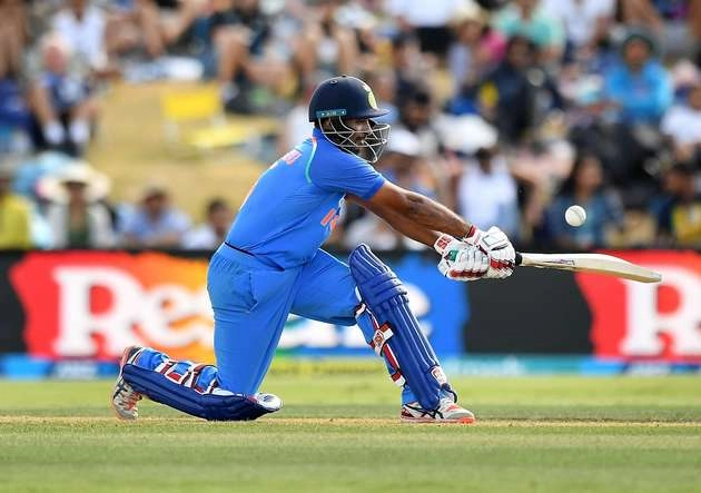 मात्र 92 रनों पर ढेर हो गई टीम इंडिया, खली धोनी की कमी, ट्विटर पर झलका दर्द - Team India batting collapsed, fans missed Dhoni