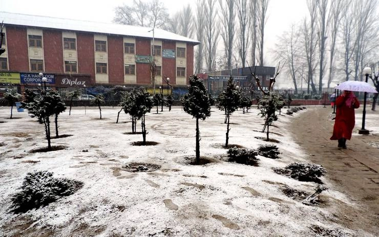कश्मीर में बर्फबारी के कहर से श्रीनगर-जम्मू राजमार्ग बंद, कई उड़ानें रद्द