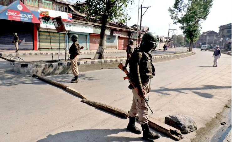 आतंकवादियों ने सुरक्षाबलों पर ग्रेनेड फेंका, 7 घायल - Jammu Kashmir