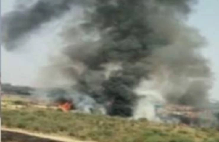 हवा में टकराए 2 विमान, लगी आग, दोनों पायलटों की मौत