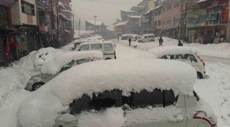 मौसम अपडेट : ताजा बर्फबारी के कारण बंद रहा जम्मू-श्रीनगर राष्ट्रीय राजमार्ग - Jammu Srinagar National Highway