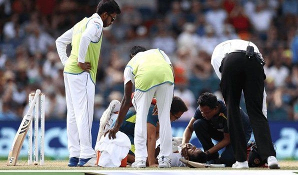 सिर के पीछे गेंद लगने से श्रीलंका के सलामी बल्लेबाज करुणारत्ने रिटायर्ड हर्ट - Dimuth Karunaratne taken to hospital after blow to neck