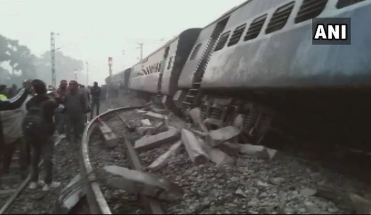 बड़ा रेल हादसा, जोगमणी से दिल्ली आ रही ट्रेन पटरी से उतरी, 6 की मौत, 30 घायल