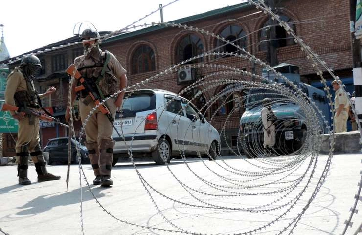 Jammu Kashmir : कश्मीरी आतंकियों के लिए सरकार की नई आत्मसमर्पण नीति, हथियार डालने वाला कहलाएगा 'त्यागकर्ता' और मिलेंगें 6 लाख रुपए - New surrender policy for Kashmiri terrorists