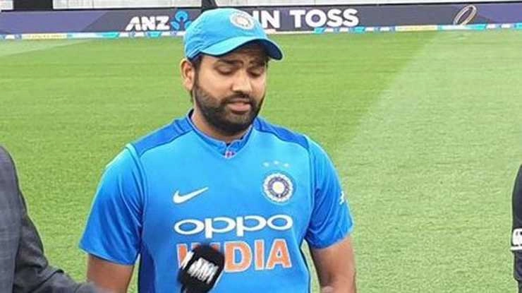IPL 2019 : रोहित शर्मा पर स्लो ओवर रेट के लिए 12 लाख का जुर्माना