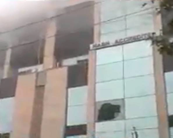 नोएडा के मेट्रो अस्पताल में भीषण आग, मरीजों को दूसरे अस्पताल पहुंचाया