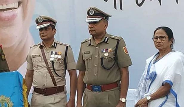 West Bengal : प. बंगाल के शीर्ष पुलिस अधिकारियों के खिलाफ दंडात्मक कार्रवाई कर सकता है केंद्र - kolkata centre moves to strip police officers medals for joining mamata dharna