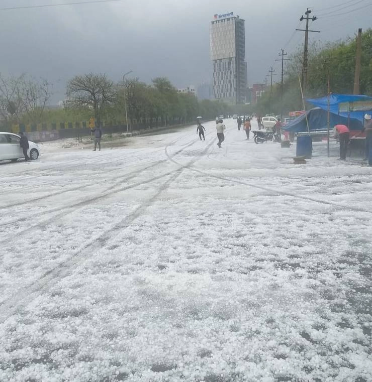 दिल्ली-NCR में भारी बारिश के बाद ओलावृष्टि से बिछी सफेद चादर, देखें फोटो... - Rain and hailstorm lash Delhi-NCR photos