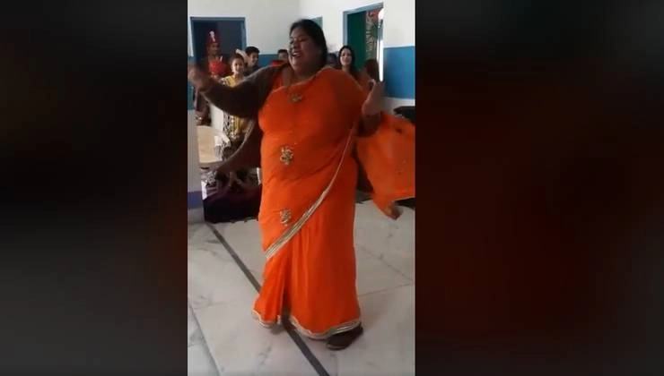 डांसर डब्बू अंकल के बाद सोशल मीडिया पर छाईं डांसिंग आंटी, 'लड़की आंख मारे' पर जमकर किया डांस... (वीडियो) - lady dancing on simba movie song ladki aankh mare video viral