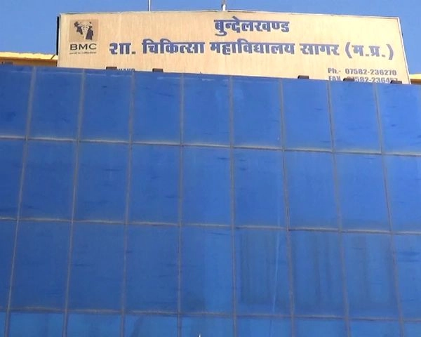 मध्यप्रदेश में डॉक्टर ने मरीज के परिजनों से कहा, वेंटिलेटर ले आओ, एक करोड़ का आता है... - Bundelkhand Madhya Pradesh Medical College
