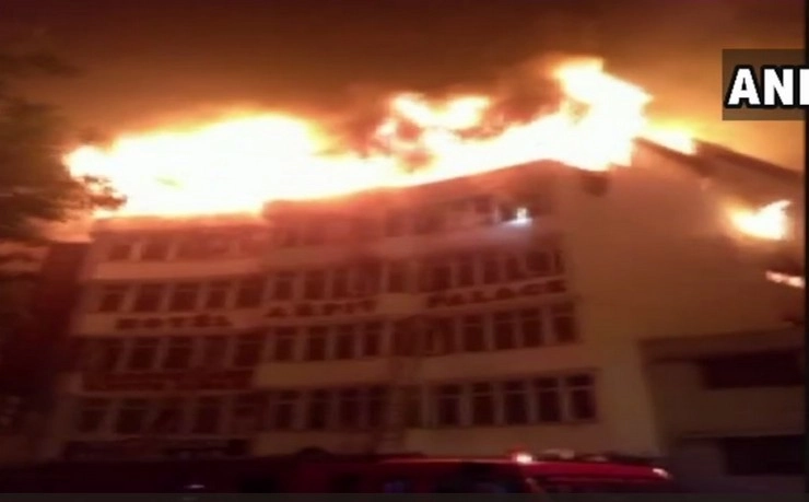 दिल्ली की होटल में भीषण आग से 17 की मौत, दहशत में बिल्डिंग से कूदे लोग...