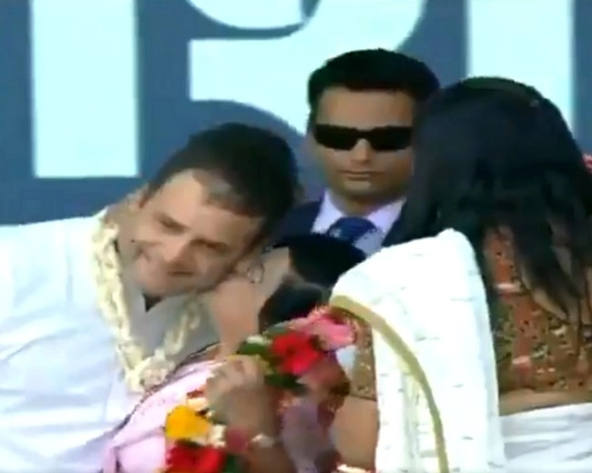 महिला ने राहुल गांधी को किया Kiss, वायरल हुआ वीडियो - woman kisses congress president rahul gandhi during rally in valsad Video viral