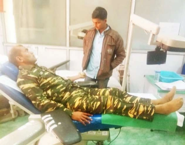 CRPF जवानों ने खून देकर बचाई महिला नक्सली की जान - CRPF men donates blood to save life of dreaded Naxal