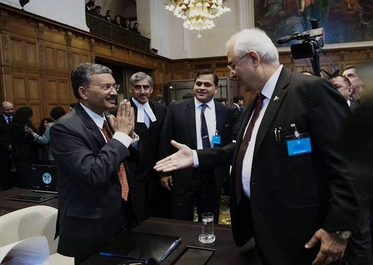 ICJ में भारतीय राजनयिक ने पाक अधिकारी से नहीं मिलाया हाथ, किया 'नमस्ते' - Indian diplomat rebuffs handshake offers namaskar to Pak attorny general