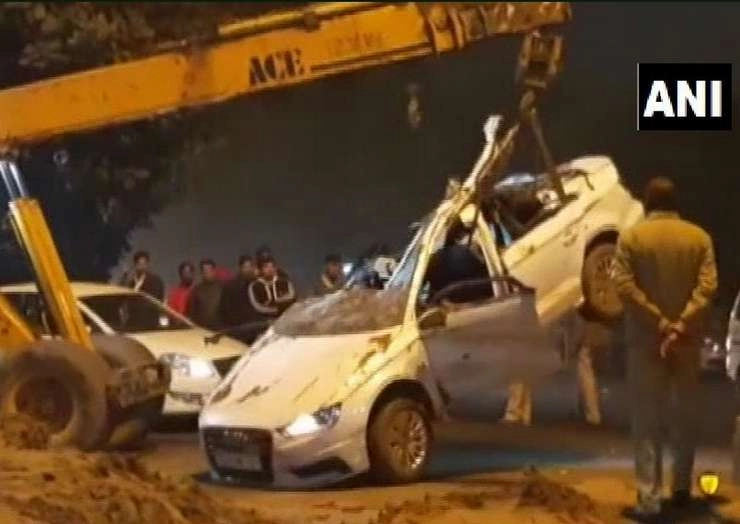 दिल दहला देने वाला हादसा, ऑडी कार पर पलट गया डंपर, एक ही परिवार के 3 लोगों की मौत - dumper falls on Audi in Delhi