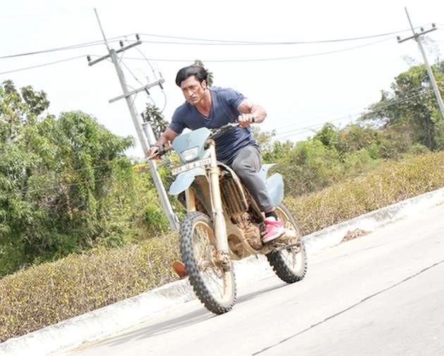 एडवेंचर जंकी विद्युत जामवाल ने बाइक पर खुद किए डेयरडेविल स्टंट - vidyut jammwal Daredevil stunts on bike