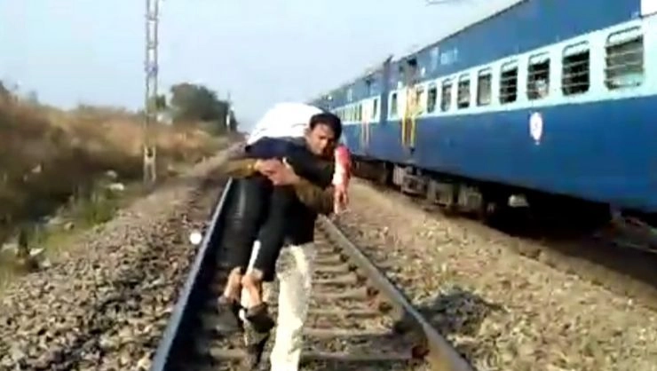 सिपाही के साहस को सलाम, रेलवे ट्रेक पर घायल यात्री को कंधों पर लेकर डेढ़ किलोमीटर दौड़कर बचाई जान