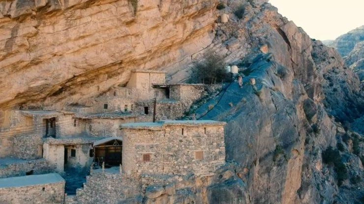 दुनिया से कटे और पहाड़ से लटके गांव की कहानी |  Al Sogara
